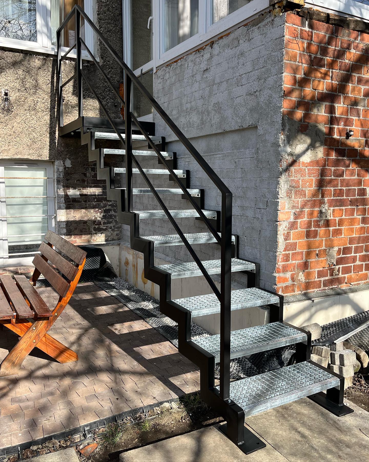 Schody ze stopniami z kraty wema