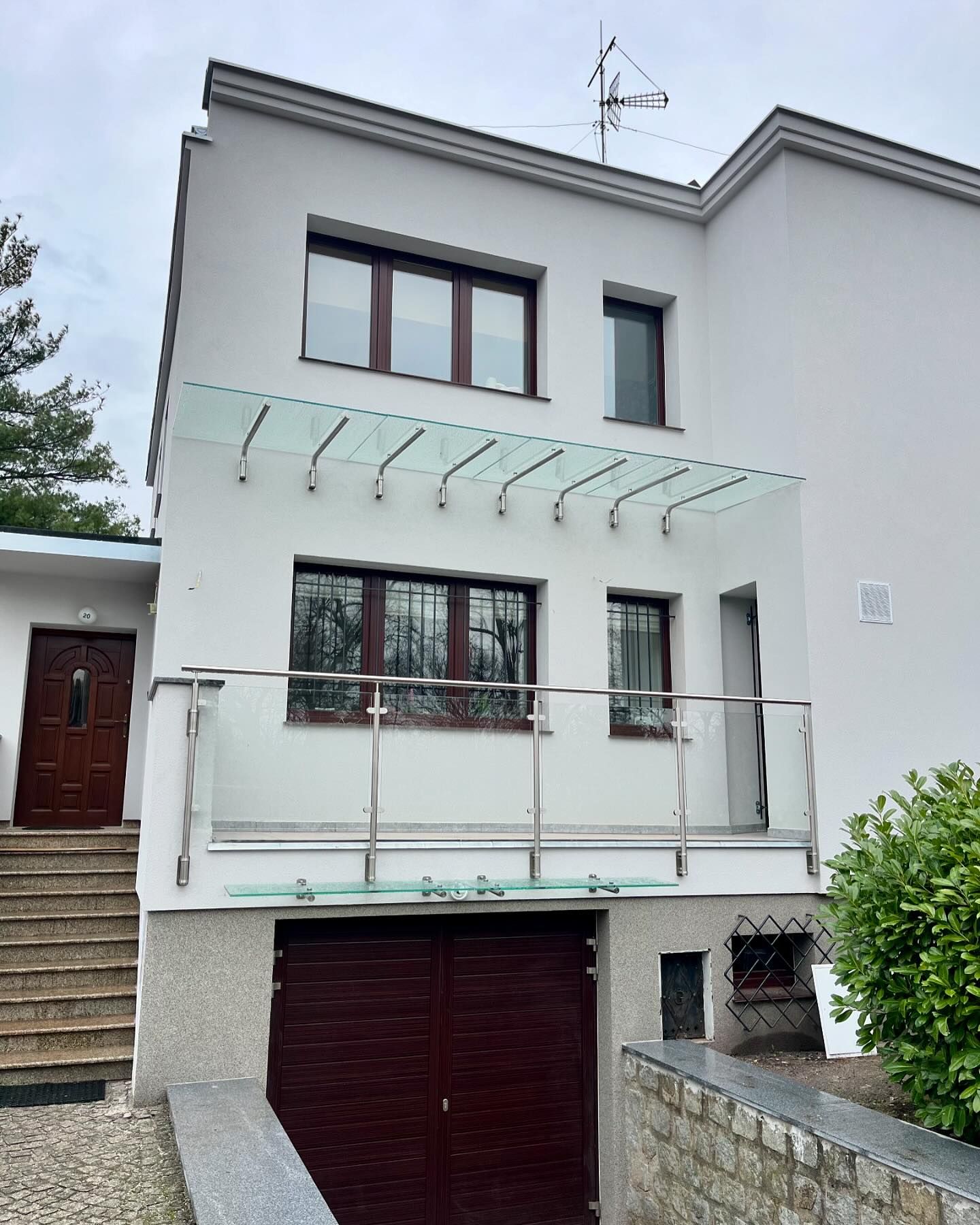 Balustrady ze stali nierdzewnej z wypełnieniem ze szkła