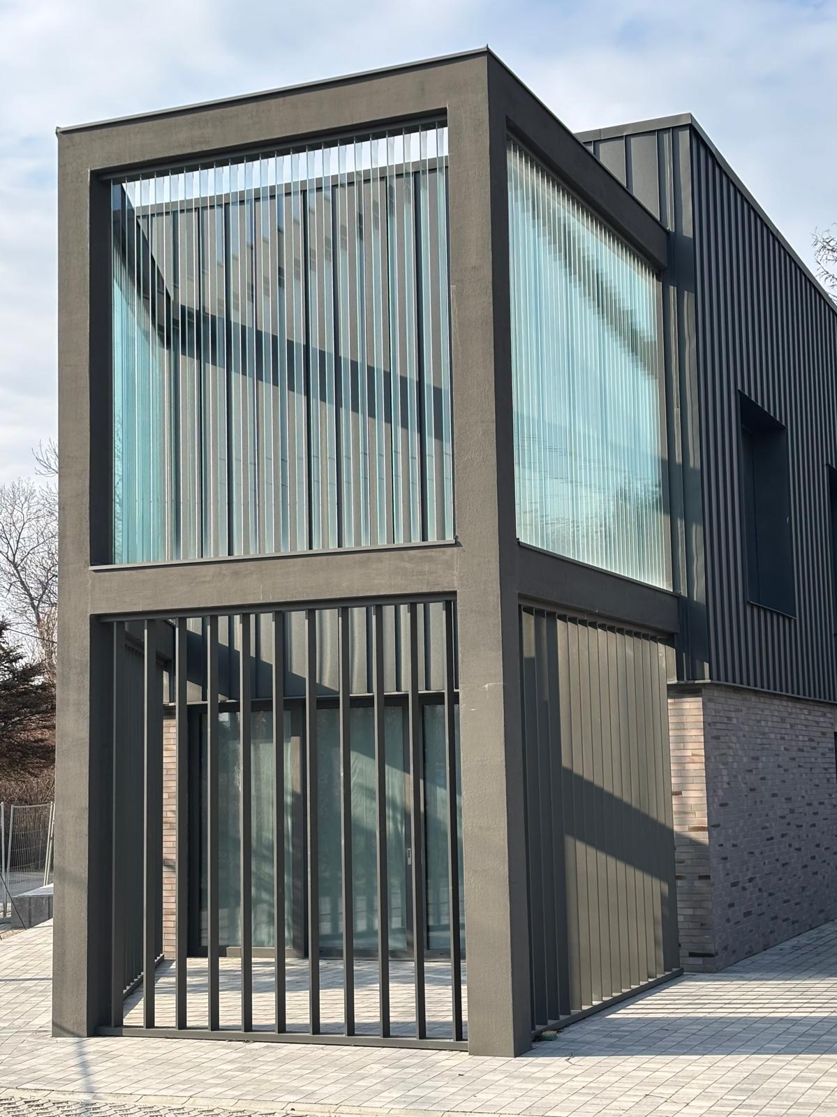 Ściana ażurowa z profili aluminiowych i szkła