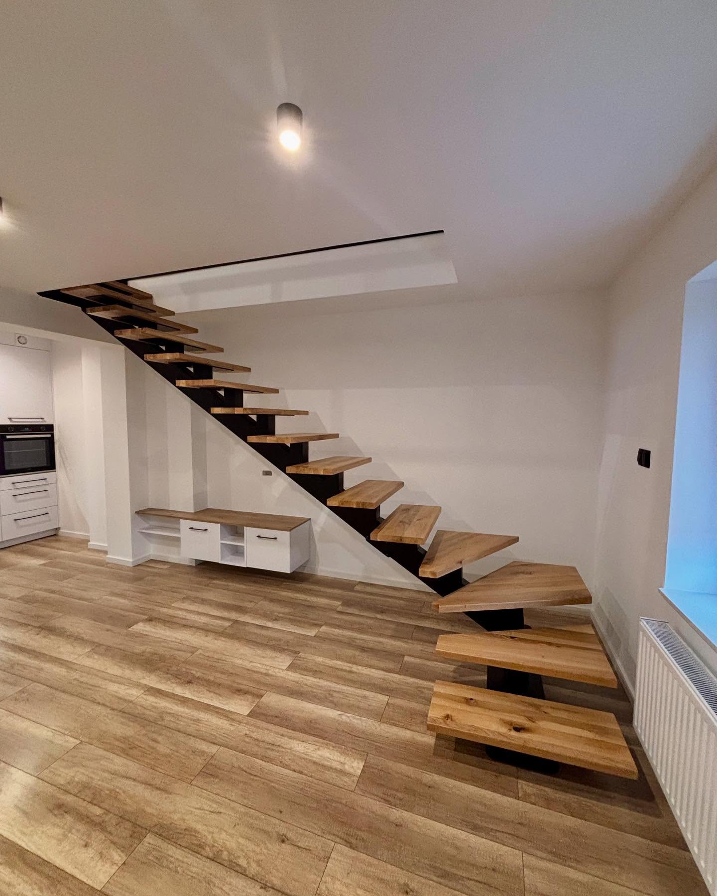 Schody dębowe na centralnej belce