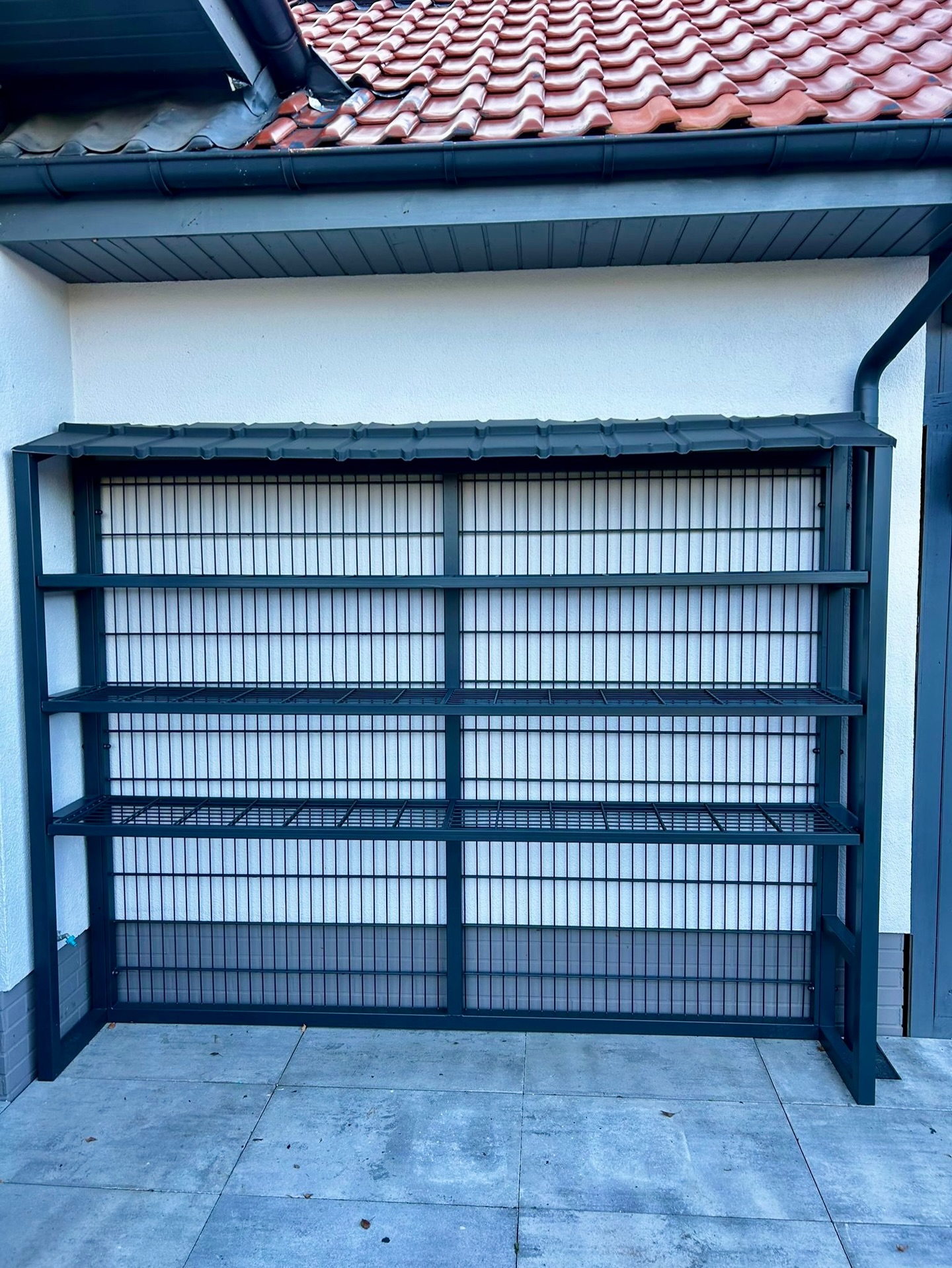 Nowoczesta stalowa drewutnia